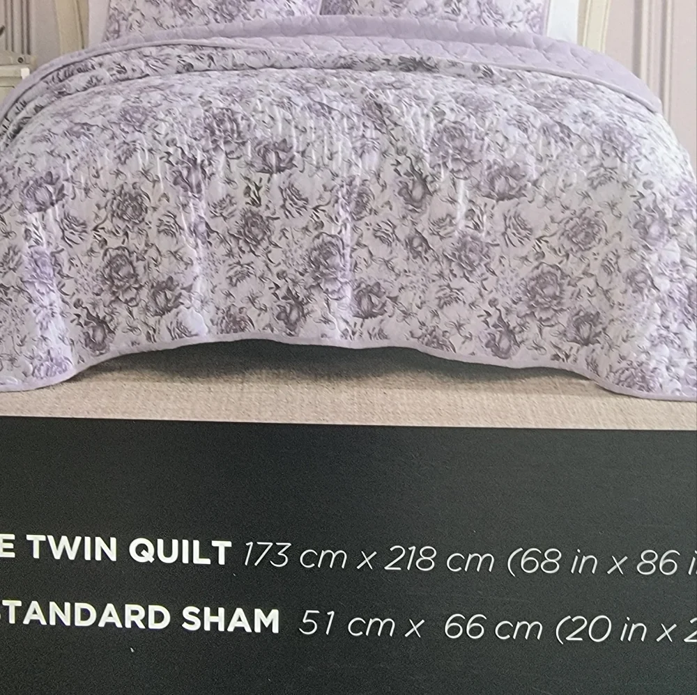 Betsey Johnson Sketch Toile w/Fleece 2 Piece Reversible TWIN Quilt Set